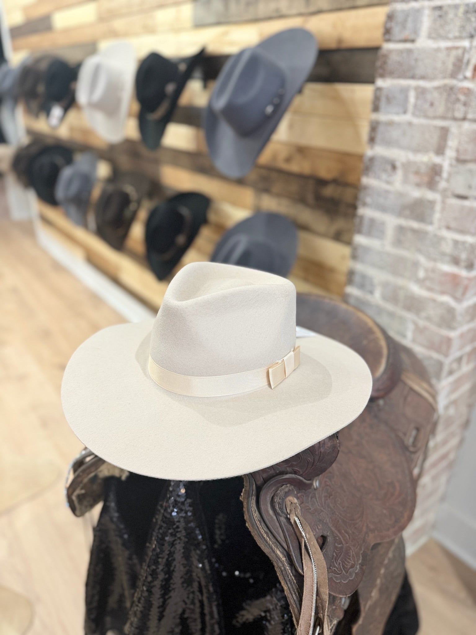 *CLEARANCE HAT* CREAM FELT FEDORA